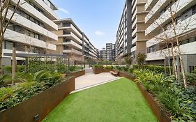 Sleek Inner-City 2-Bed With Swimming Pool & Bbq